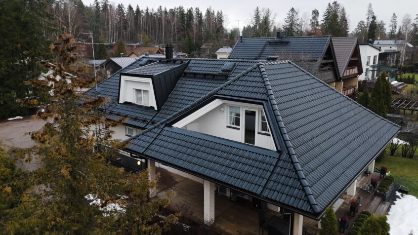 Asiakaskokemus: Haastavan omakotitalon tiilikattoremontti