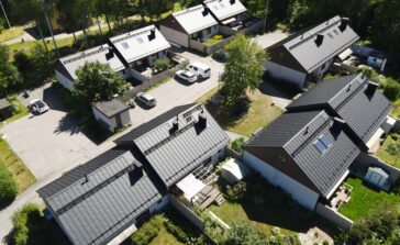 Asiakaskokemus: Taloyhtiö ASOY Kahisevanrinne – Tiilikatosta tyylikkääseen lukkosaumakattoon